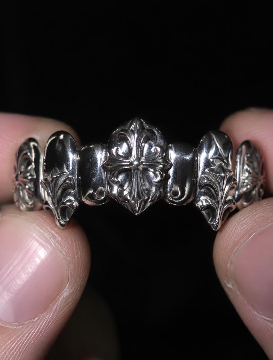 Peça de grillz trabalhada segurada entre os dedos